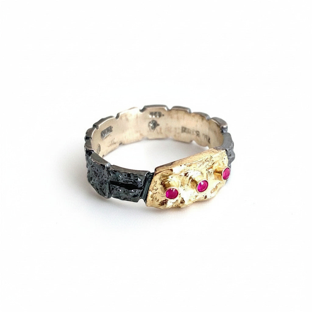 Bague argent patiné,texturé, rehaussé d'or jaune et 3 rubis alignés. 