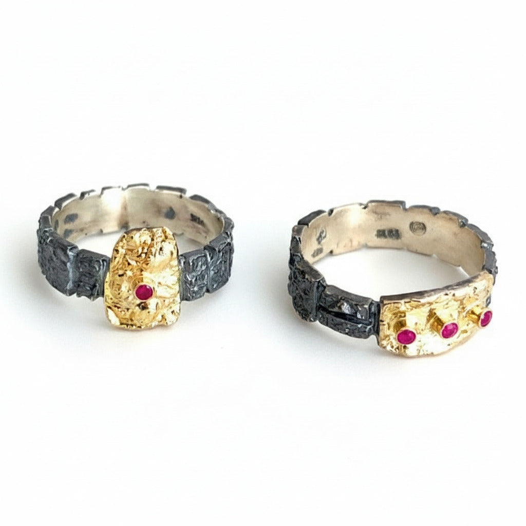 Deux bagues argent patiné et texturé, rehaussé d'or jaune et rubis. 