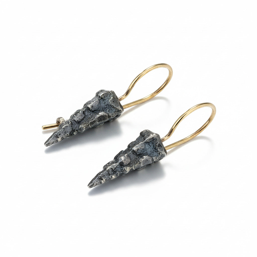 Boucles dormeuses composées d'un petit cône en argent patiné, texturé, présenté sur une tiges en or jaune.