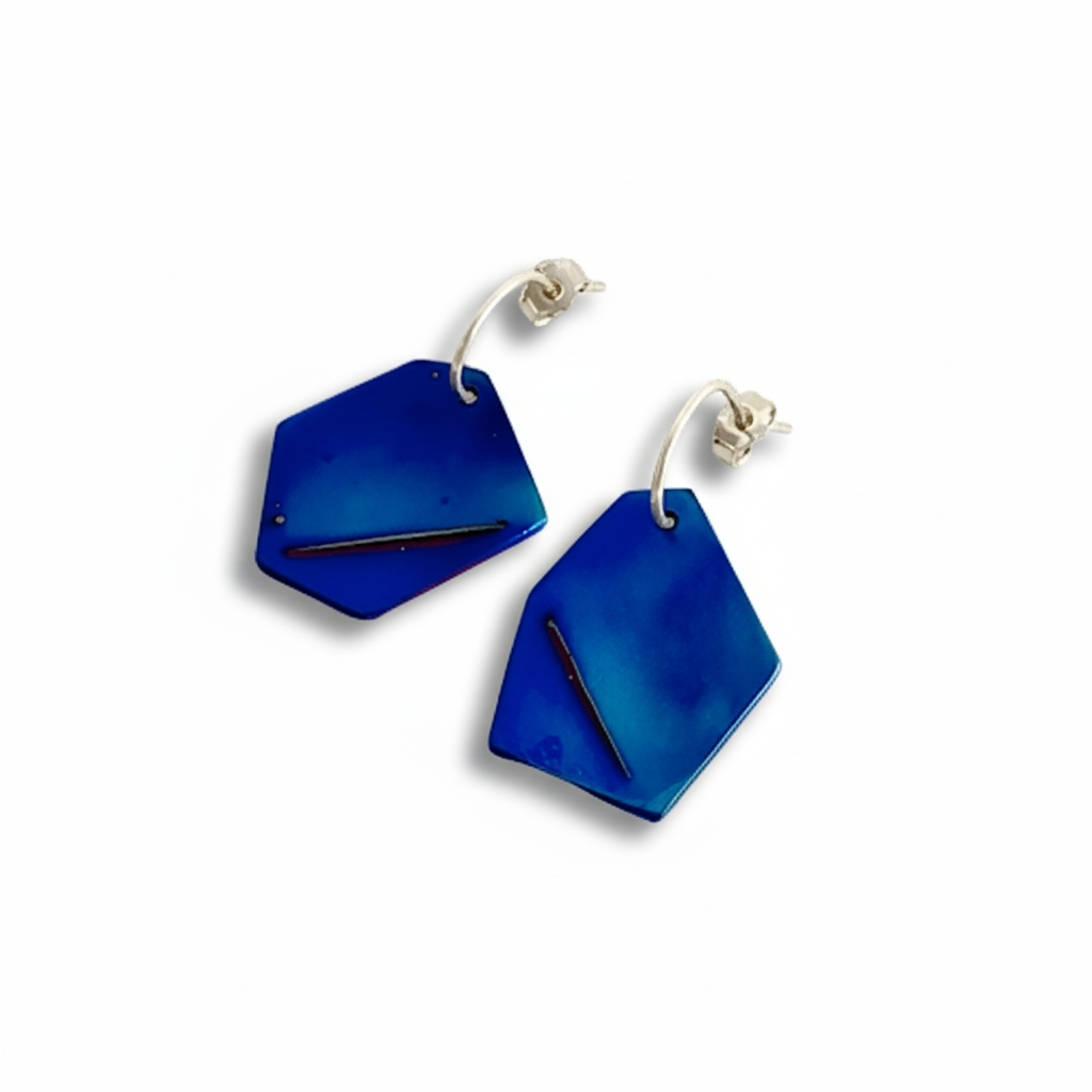 Boucles d'oreilles géométriques en titane bleu montées sur tige d'argent forgée en forme de créoles 