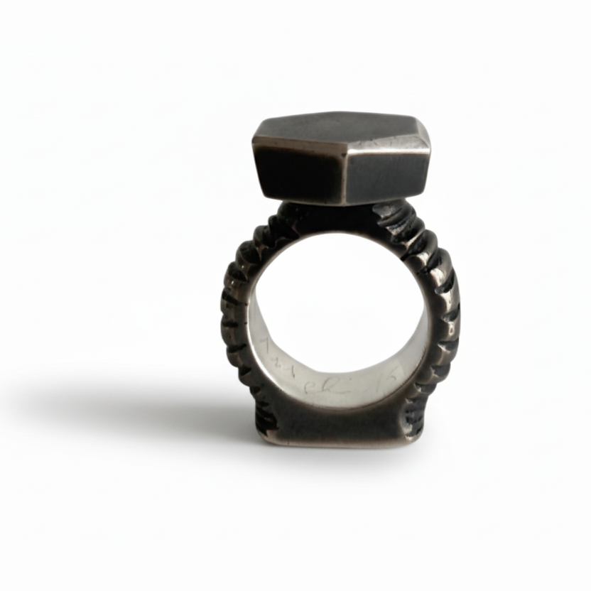 Bague sculpturale hexagonale en argent forgé et patiné noir. pièce d'artiste, série "Africa inside me" 