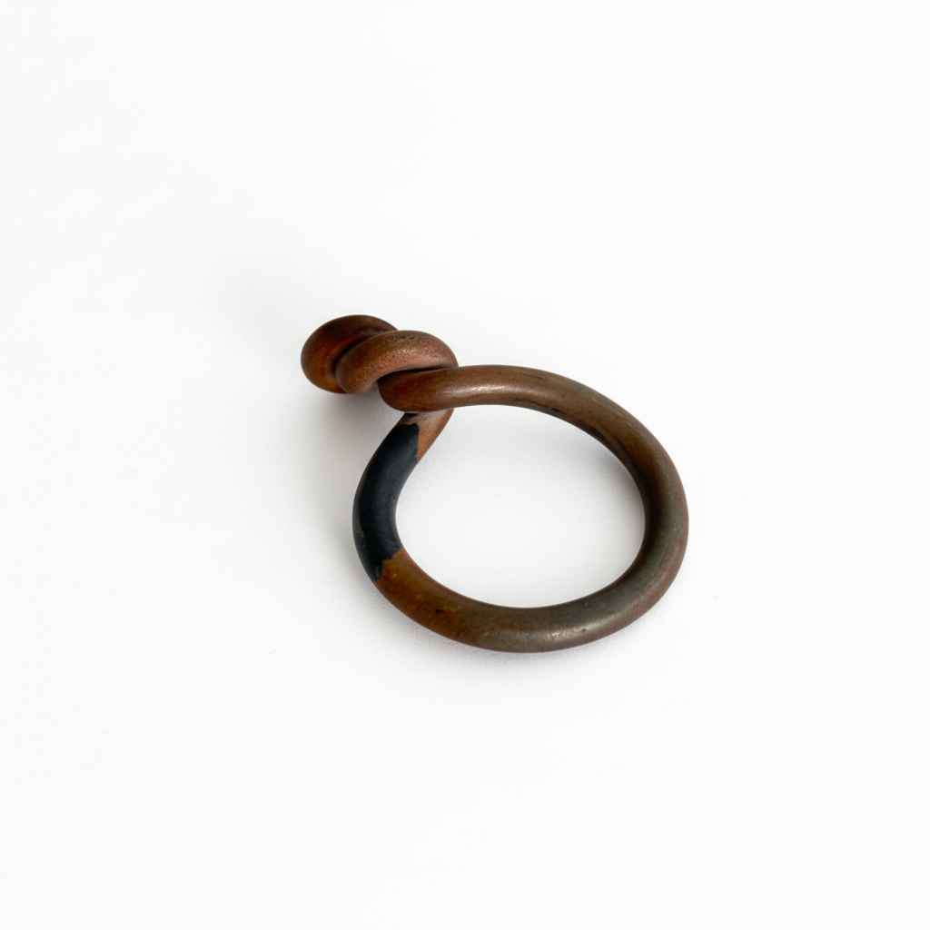 Bague en titane forgé et torsadée sur le dessus avec reflets bleu. pièce 2019