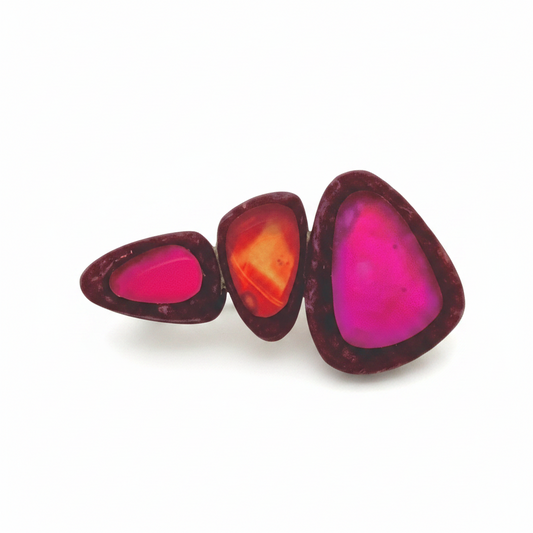 Broche geometrique façonnée de 3 éléments en résine dans les tons fushia/rouge.fermoir aimant.