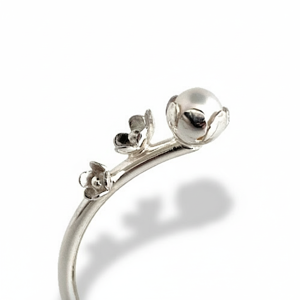 Bracelet jonc argent, orné de quatre motifs de fleurs et de trois perles de culture d'eau douce rose, grise, blanche.Une pièce unique moderne et délicate, faite à la main.